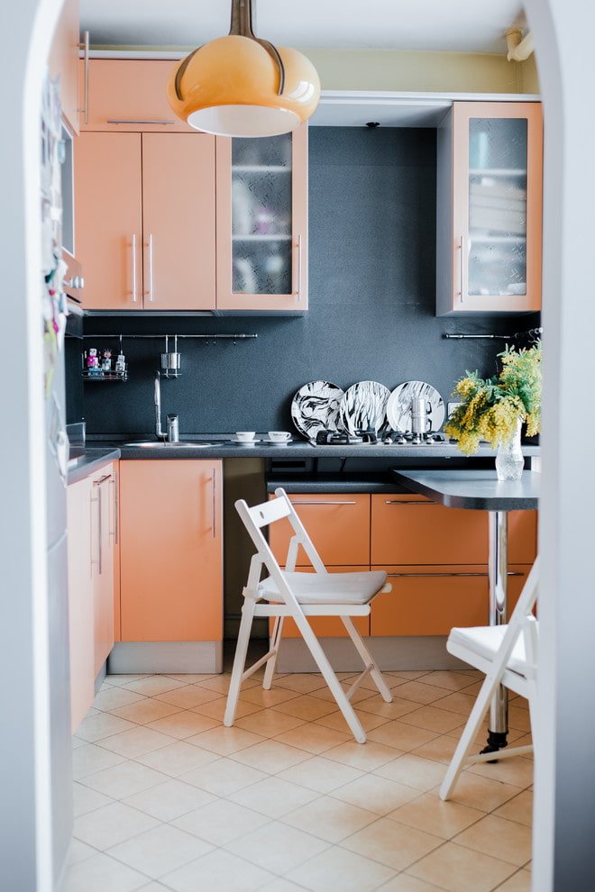 Sillas plegables en la cocina
