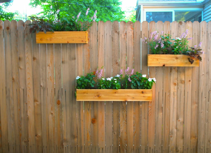 Cerca con cajas para plantas