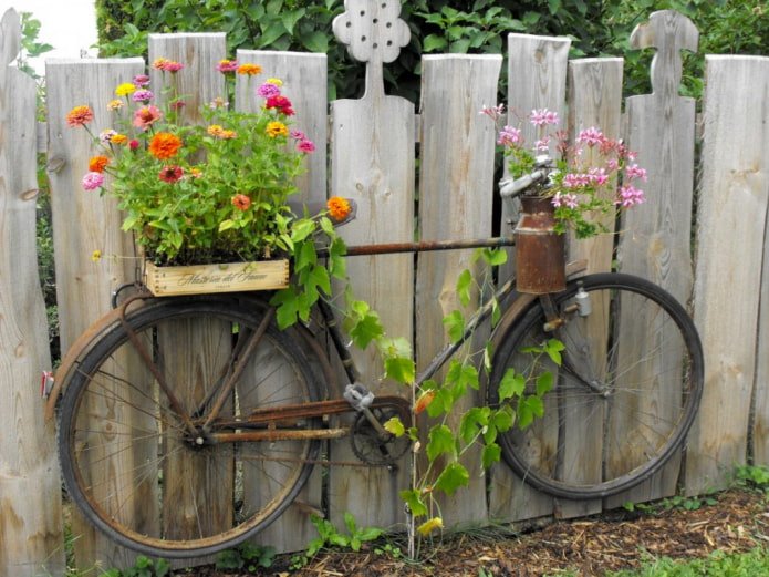 Bicicleta en una cerca