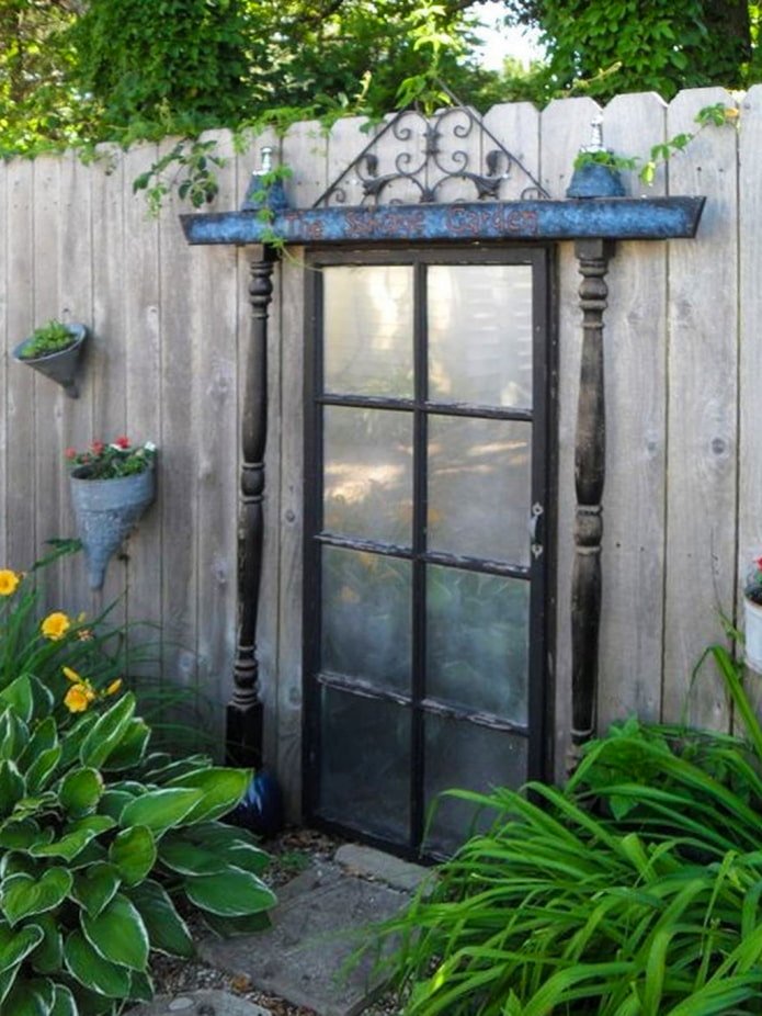 Puerta con inserciones de vidrio