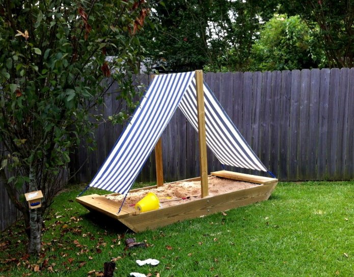 Toldo sobre un arenero