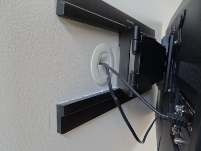 Oculta los cables en la pared
