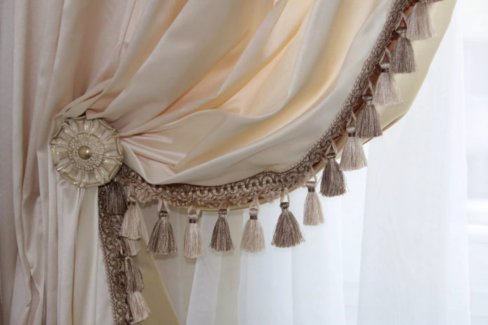 Cortinas de satén con flecos