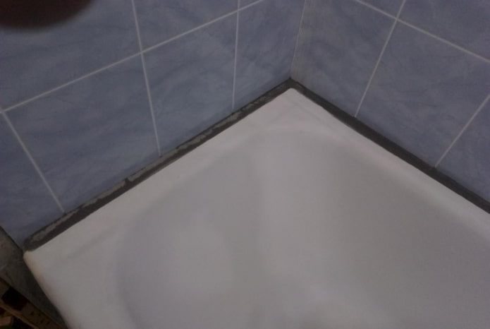 Sella la junta del baño con cemento