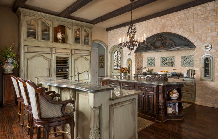 cocina de estilo rural con acabado en piedra