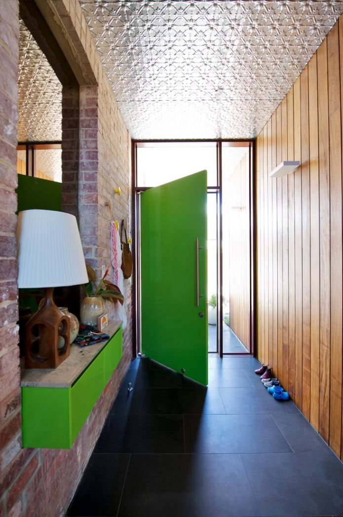 Decoración de pared de ladrillo y madera
