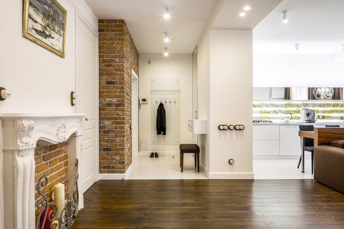 decoración de pared de piedra y chimenea