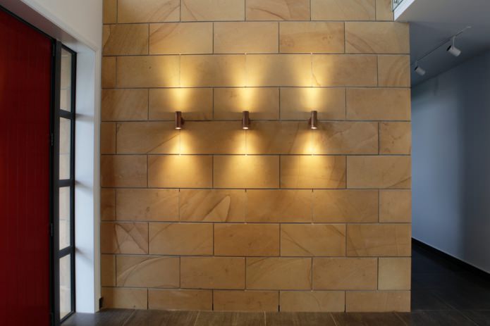 azulejos marrones imitación piedra en la pared
