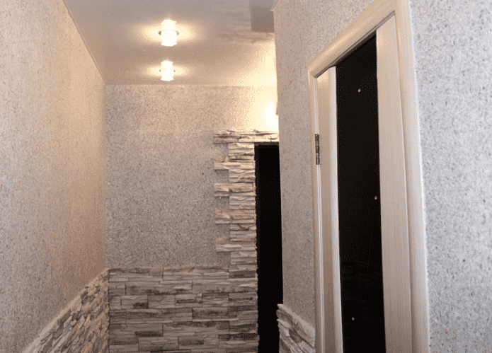Papel pintado líquido y piedra en el pasillo