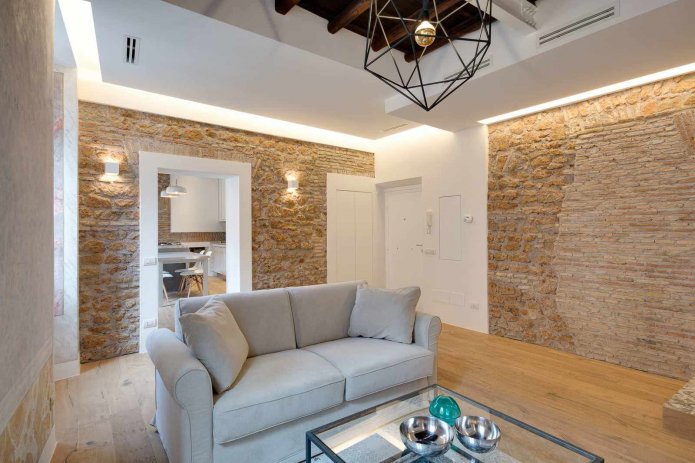 Acabado de piedra decorativa en la sala de estar