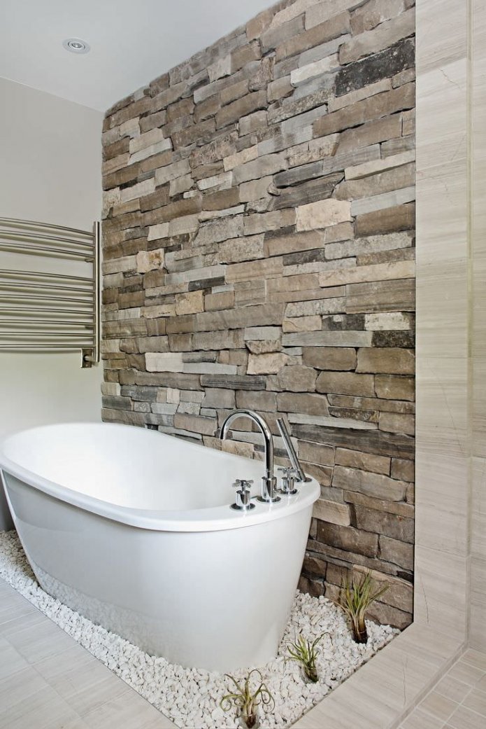Acabado decorativo de piedra en el baño