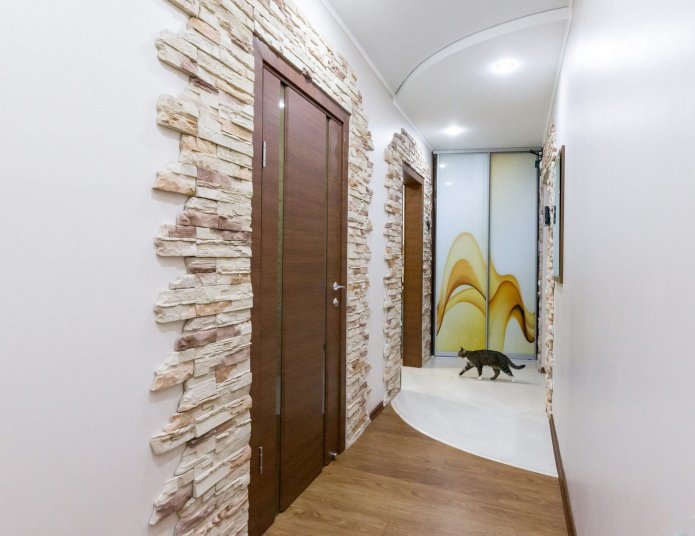 Revestimiento de piedra decorativa de la puerta en el interior