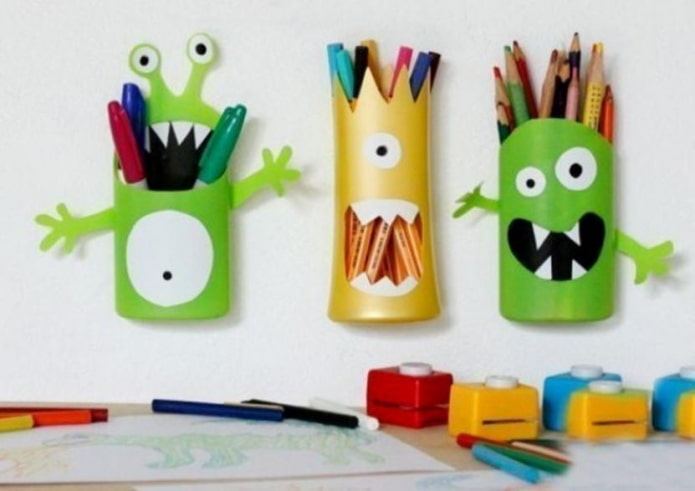 estuche para lápices hecho con botellas