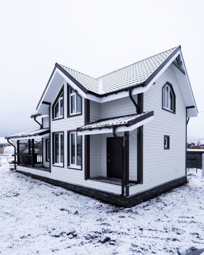 casa de madera en invierno