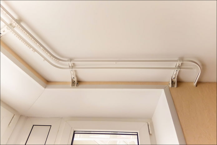 Cornisera de pared blanca