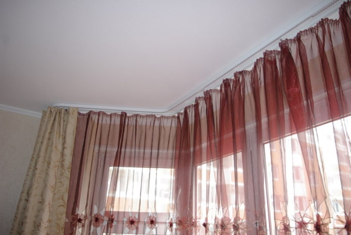 Ventana mirador con barra de cortina con riel
