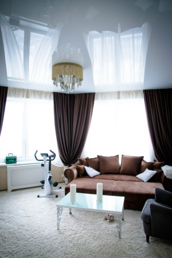 Salón con dos ventanas