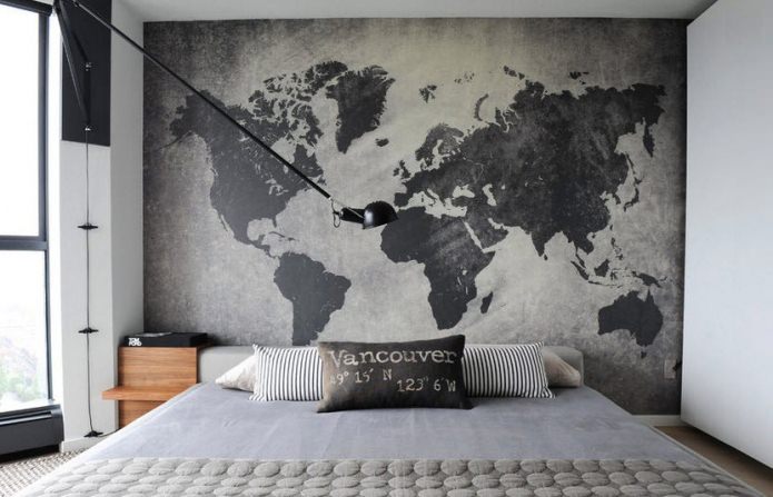 Mapa del mundo en el cabecero de la cama