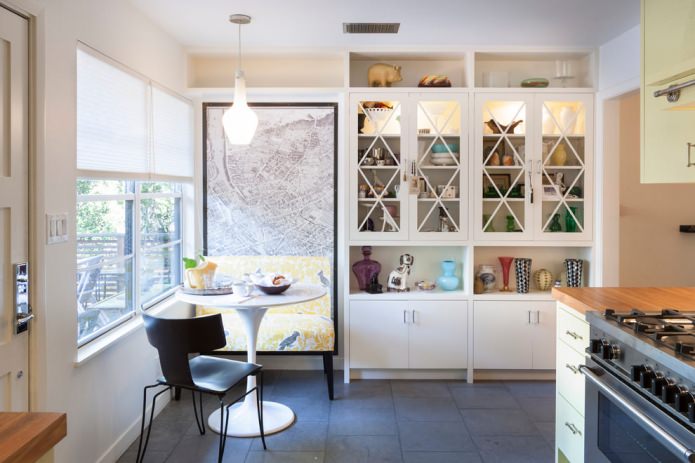 póster de mapas en el interior de la cocina
