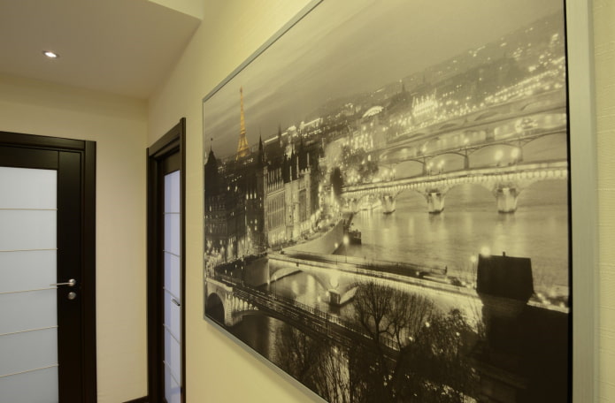 pintura con la imagen de la ciudad en el pasillo
