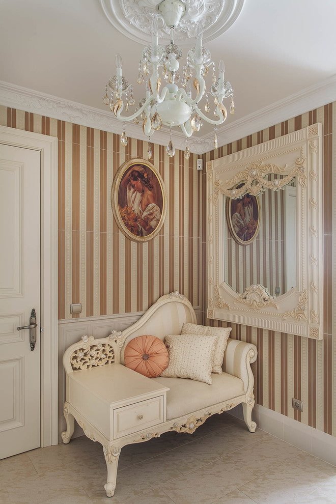 pintura en el interior de un pasillo clásico