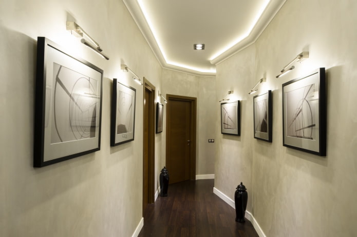 pinturas retroiluminadas en el pasillo interior