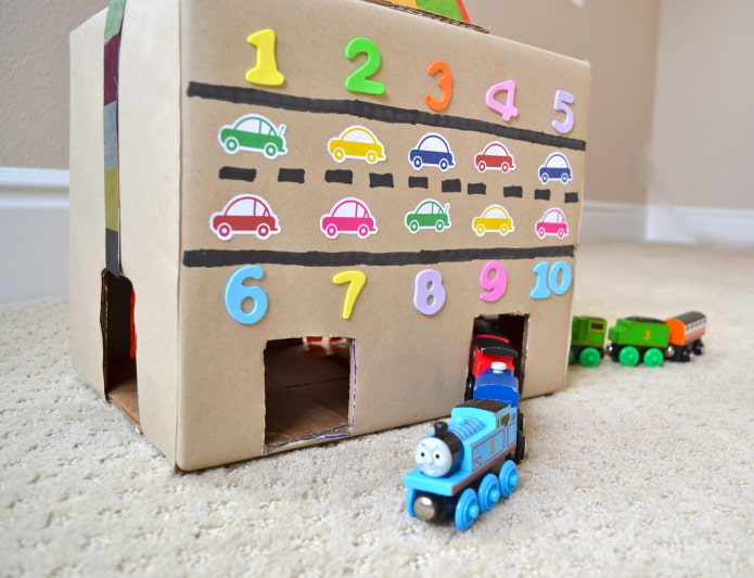 tablero de actividades de cartón para niños