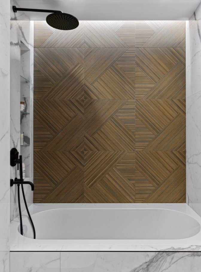 gres porcelánico imitación madera en el baño