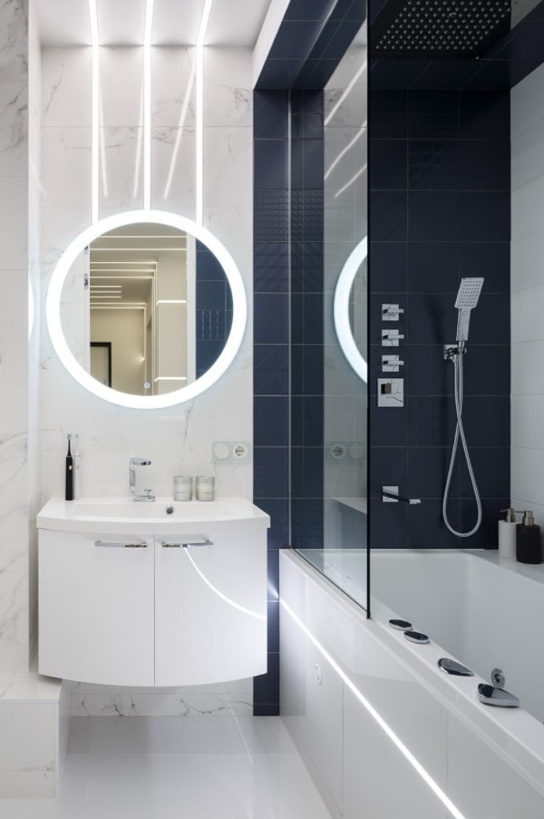acabado del baño con azulejos y gres porcelánico