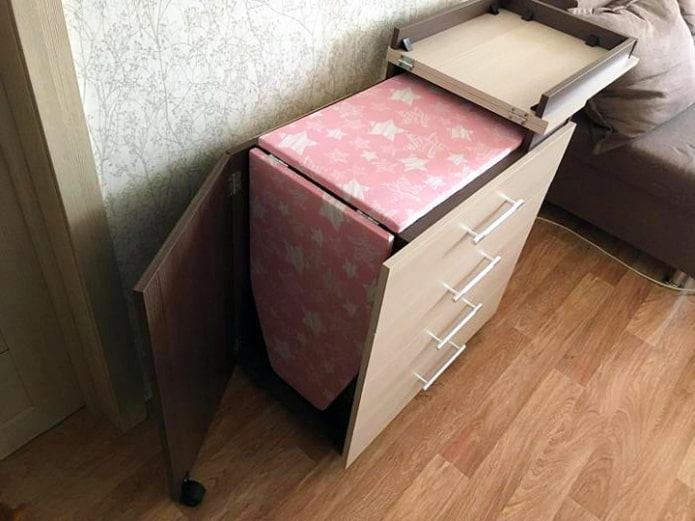 Cómoda con tabla de planchar de aglomerado laminado