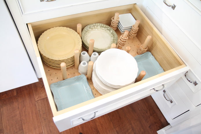 Cajón extraíble con platos