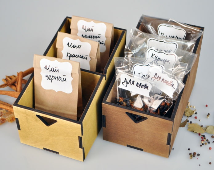 Sobres en una caja de madera