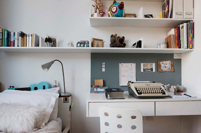 Dormitorio pequeño con estanterías