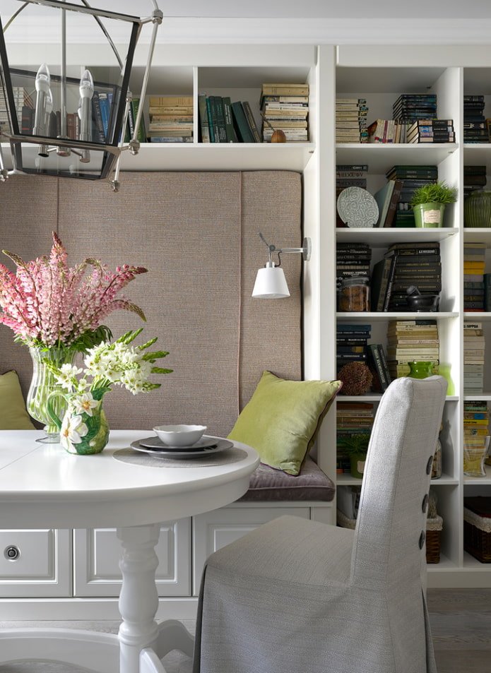 Estantes sobre la mesa