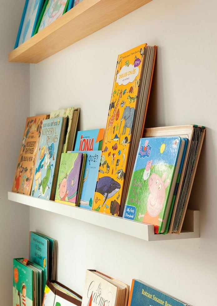 Almacenamiento de libros en la habitación infantil