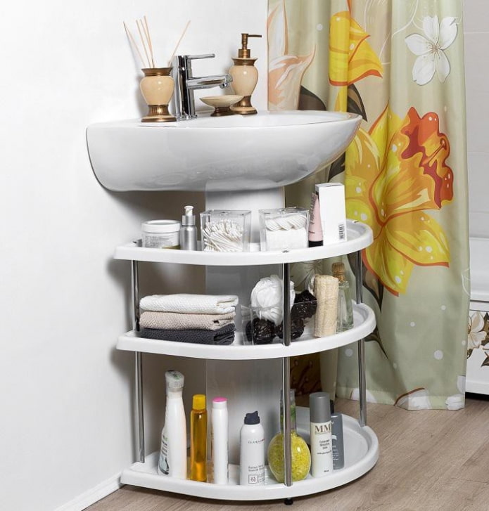 Estantes alrededor del lavabo