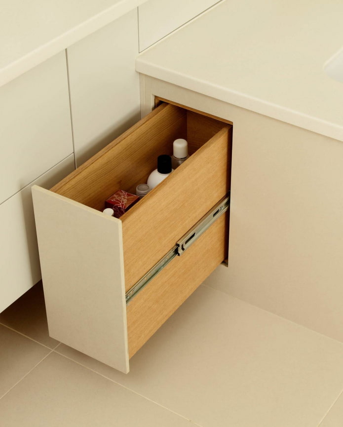 Cajón extraíble debajo de la bañera