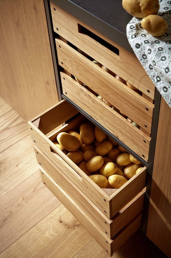 Patatas en cajas dentro de un armario