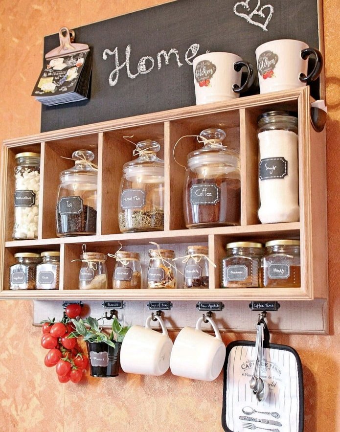 estante con té y café