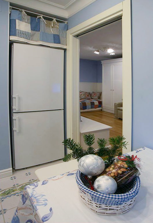 Refrigerador y entrada a la cocina