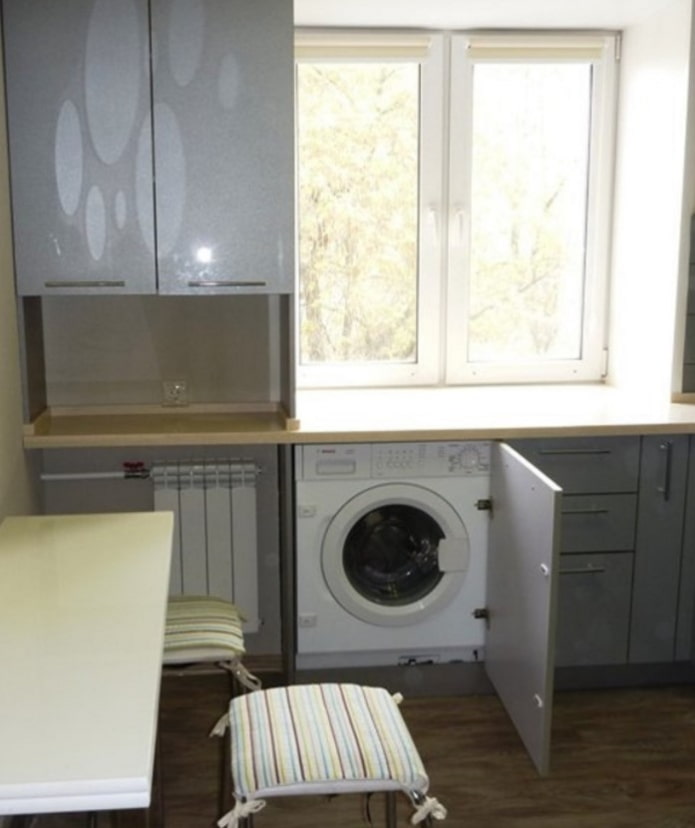lavadora en la cocina de una casa Khrushchevka