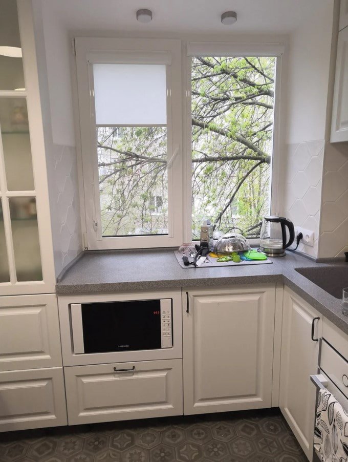 muebles bajo la ventana de una casa Khrushchevka