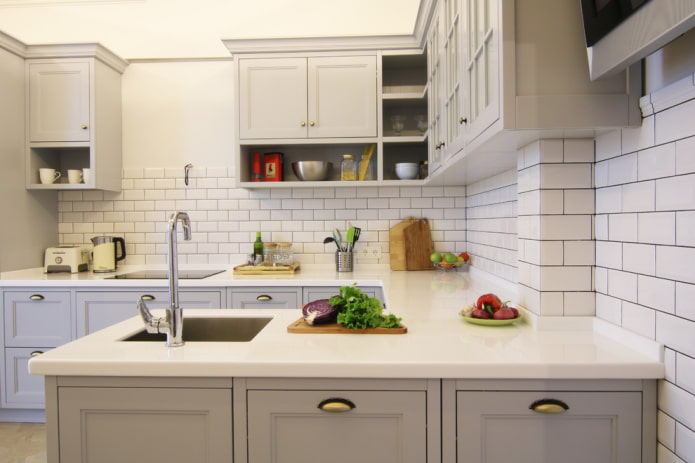 Delantal de estilo ladrillo en el interior de la cocina