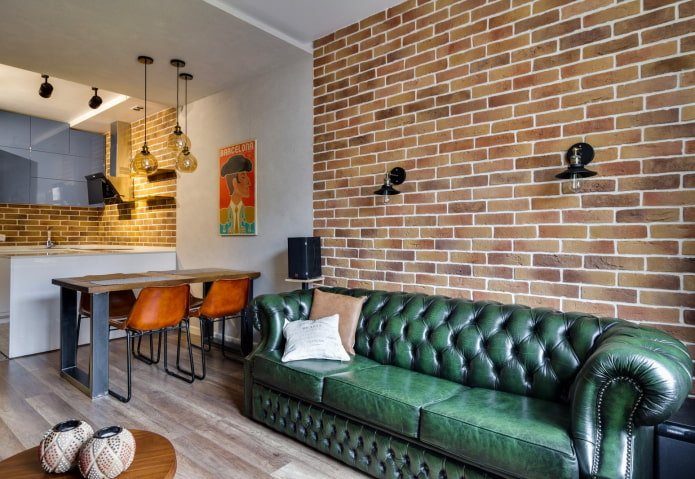 Ladrillo en el interior de la cocina-salón