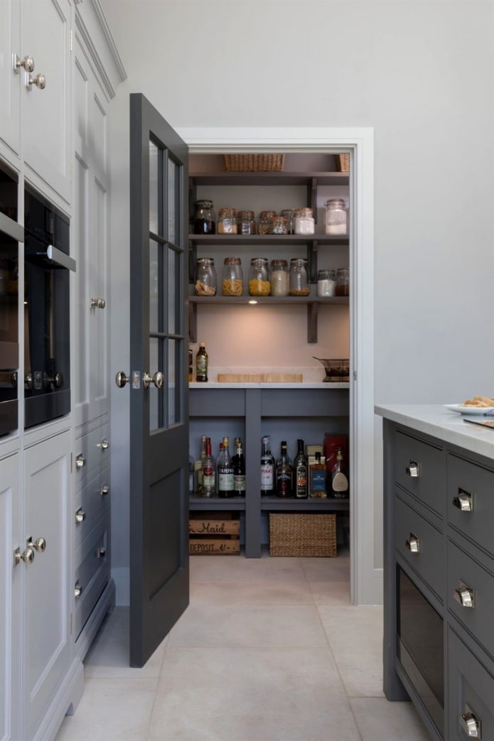 trastero en el interior de la cocina