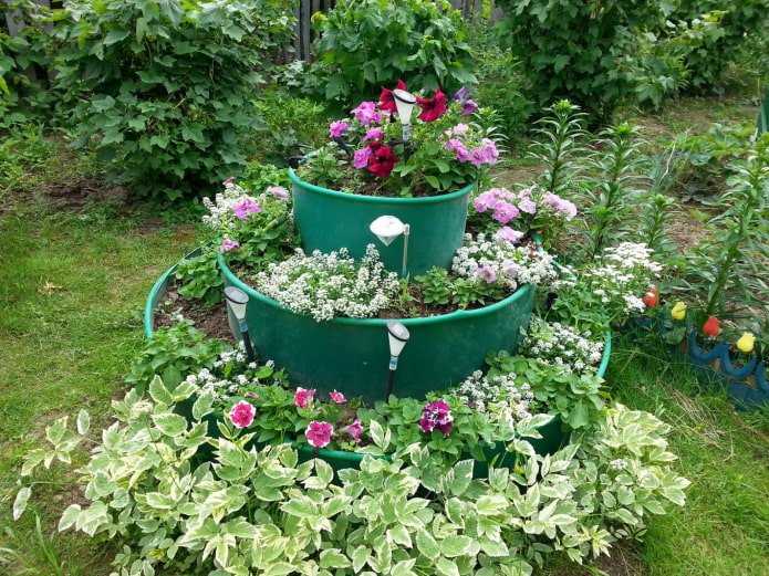 Macizo de flores de varios niveles en tonos verdes