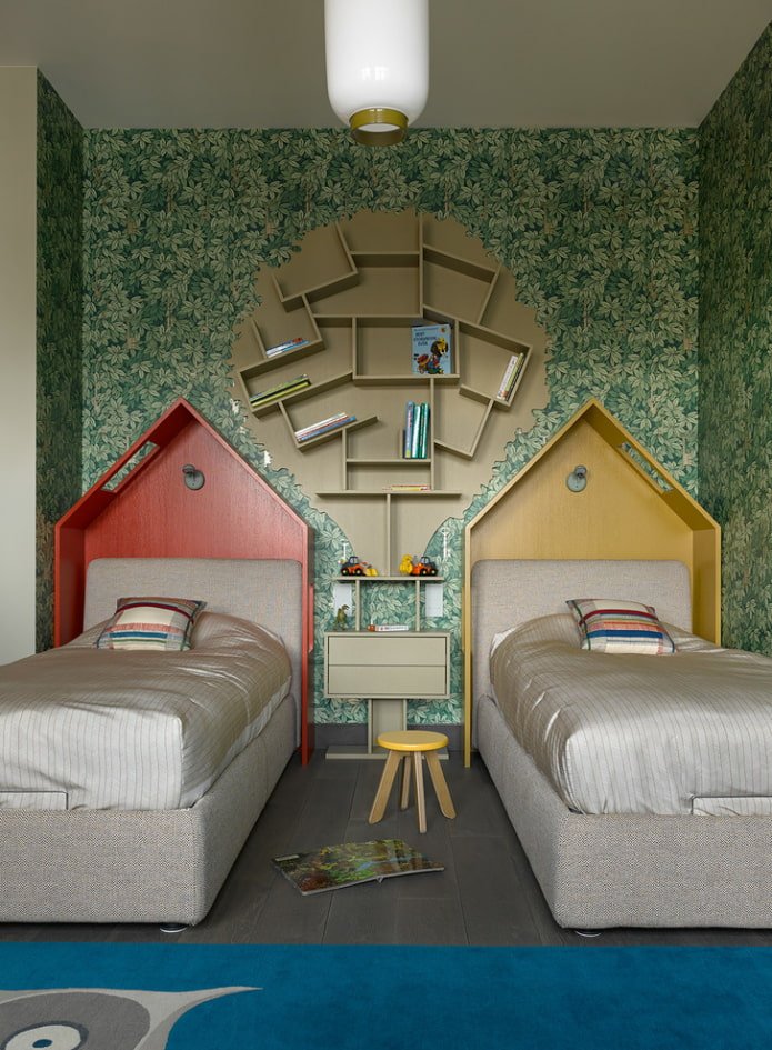Estanterías para libros en el interior de una habitación infantil