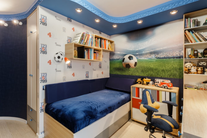 estanterías en el interior de una habitación infantil