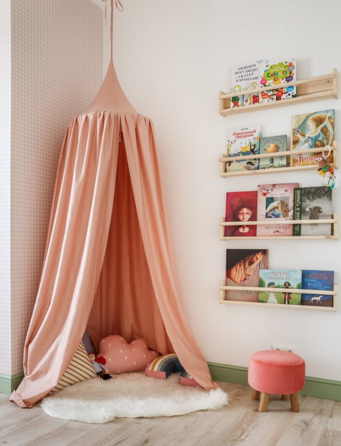 Libro Estanterías en el interior de una habitación infantil