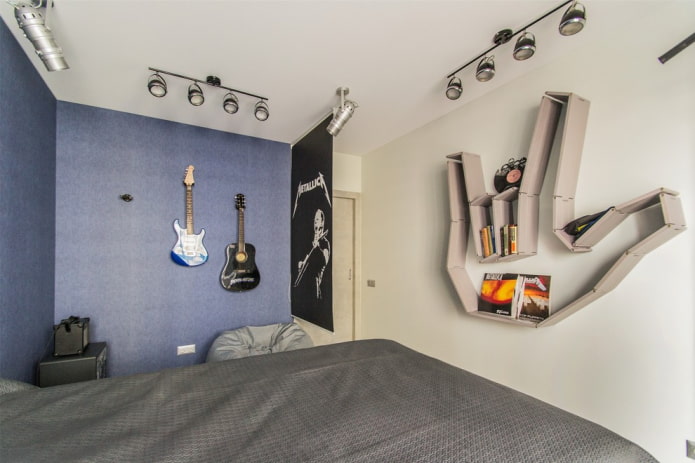 estanterías en el interior de una habitación infantil